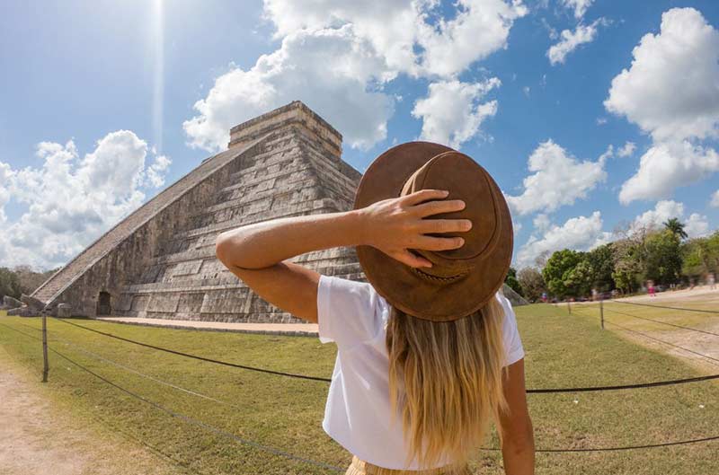 back pciture in front of the chichitnitza